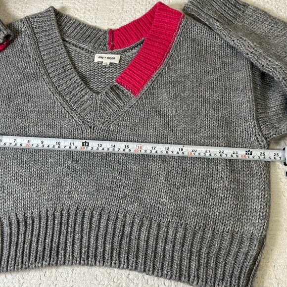 Day & Moon Gray and Pink V-Neck Sweater Size Medium - Picture 8 of 10